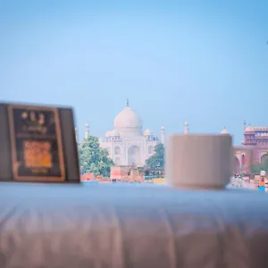 https://lucky-restaurant-guest-house.agrahotelsindia.net